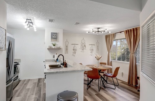 Huntsville Condo | Bohemian MidCity/3 minutes from MidCity Huntsville/Updated Condo/Outdoor Balcony