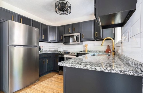 Lexington House | Boho-Glam Bungalow 2 Kings, Fire Pit, Fenced Yard, Prime location