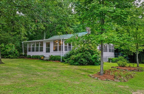 Cloudland Cottage | Boho Mountain Cottage in Cloudland Community | 2 Sunrooms | Wi-Fi | Dog Friendly