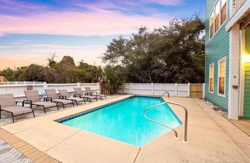 Seagrass House | Book Now for Fall Getaways! Dog Friendly! North Cape! Private Pool! Water Views!