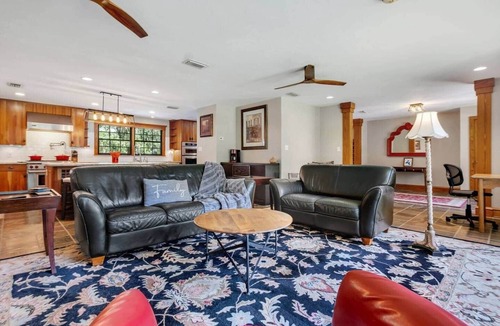 Tallahassee House | Booking now! Lake, Pool, Spa, Man Cave, Game Room