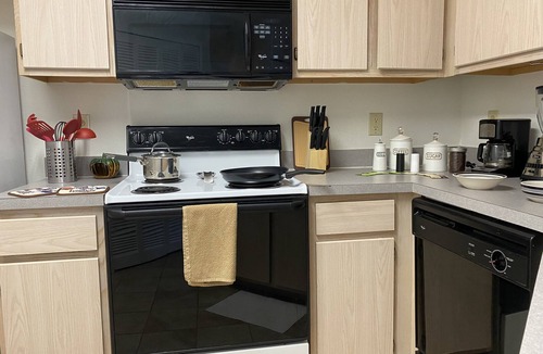 Gainesville Condo | Botanical Retreat: King Comfort & Poolside Peace