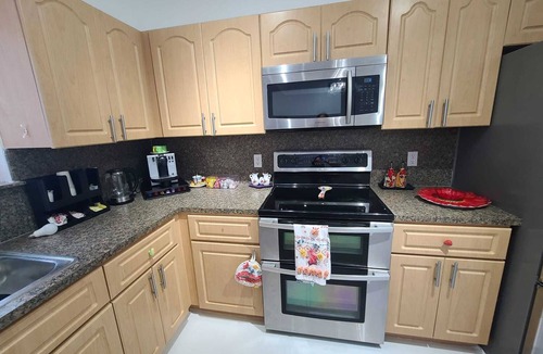 Princeton House | Boutique Style Home 3 Bedrooms Mini-Golf, BBQ, Hot Tub, EV-Charger Games Casino