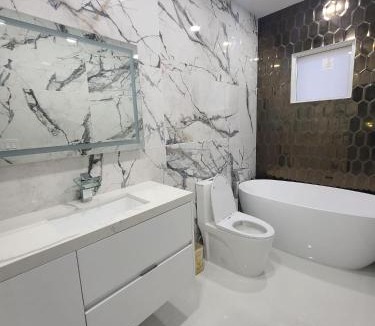 Princeton House | Boutique Style House, Mini Golf BBQ Hot-Tub EV-Charger Foosball