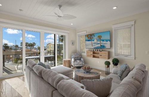 Mid Island House | Brand New Everything - steps from beach