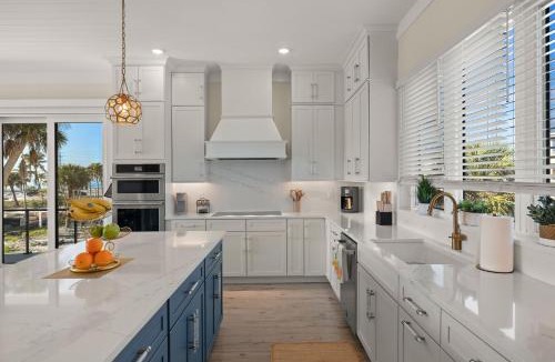 Mid Island House | Brand New Everything - steps from beach