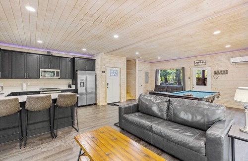 Cleveland Cabin | Brand New Modern Luxury Couples Fit for Royalty
