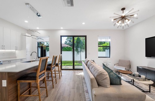 University House | Brand New Tampa Townhouse Prime Location