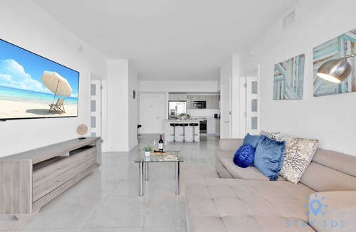 Hallandale Beach Apartment | Breathtaking 31st Fl, Amazing Pool, Penthouse View