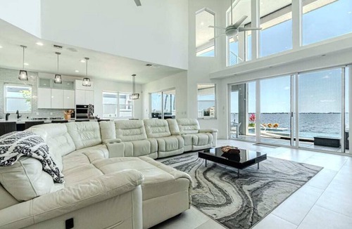 Caloosahatchee House | Breathtaking 6BD Riverfront Mansion w Pool