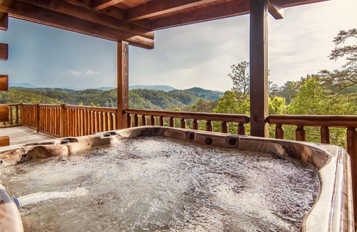 Sevierville Cabin | Breathtaking views, hot tub, game room, fire pit—and that secluded feeling♡