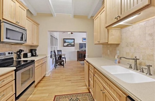 Jekyll Island House | Breezy Cottage just a short stroll from the beach.