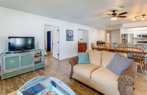 Grove City Condo | Breezy Englewood Condo w/ Community Pool!