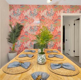 Largo House | Breezy Pineapple, Heated Pool, Sleeps 12, Putting Green