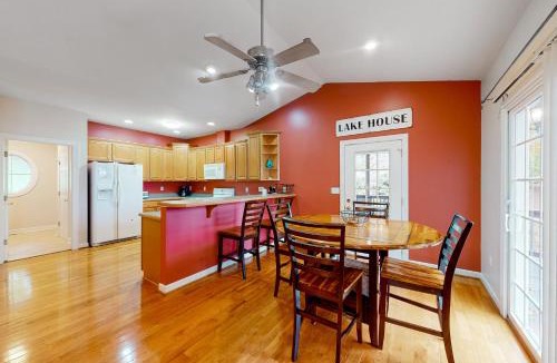 Westlake Corner House | Briarcliff - 3000 sq ft waterfront home w/private dock, 2 kitchens & pool table