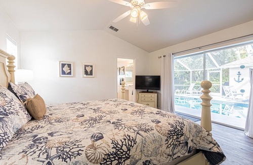 Central Naples House | Briarwood Newly decorated; Jan.2025 Discounted; heated pool, lake view, w/outdoor lanai space & TV