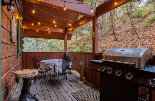 Sevierville Ski Chalet | Bridgewood Cabin, Hot Tub, FREE Attraction tickets, WIFI!