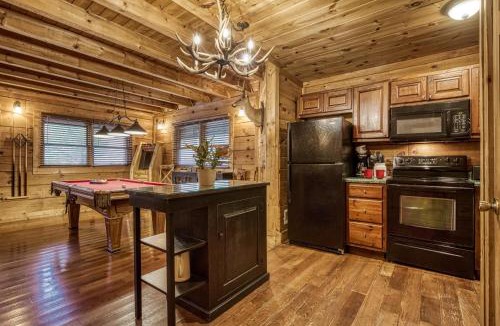 Sevierville Ski Chalet | Bridgewood Cabin, Hot Tub, FREE Attraction tickets, WIFI!