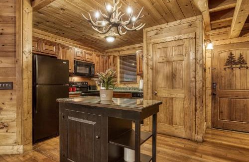 Sevierville Ski Chalet | Bridgewood Cabin, Hot Tub, FREE Attraction tickets, WIFI!