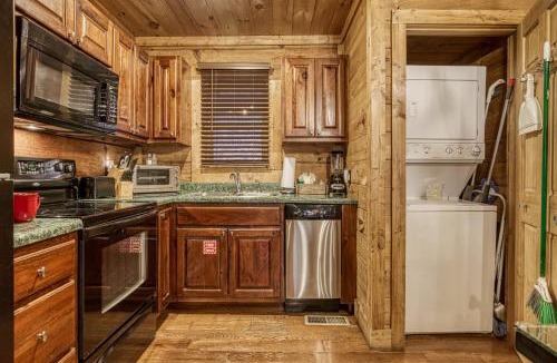 Sevierville Ski Chalet | Bridgewood Cabin, Hot Tub, FREE Attraction tickets, WIFI!