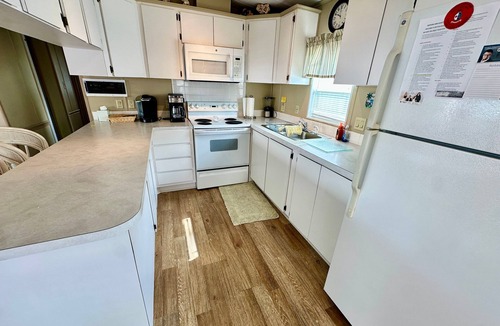Nettles Island House | Bright 2 bedroom, one bath vacation home