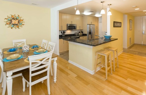 Sandbridge Condo | Bright 3rd-floor courtyard condo with balcony, pools, gym, & AC