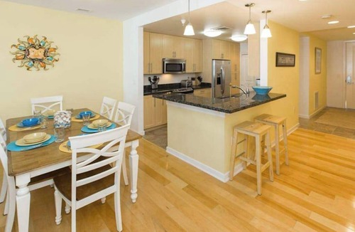 Sandbridge Condo | Bright 3rd-floor courtyard condo with balcony, pools, gym, & AC
