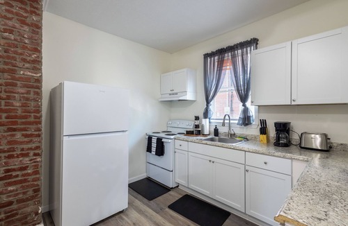 Northside District Apartment | Bright & Beautifully Renovated Duplex Unit A !- 7 Minutes to Downtown