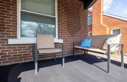 Northside District Apartment | Bright & Beautifully Renovated Duplex Unit A !- 7 Minutes to Downtown