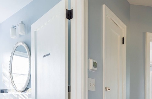 Enderly Park House | Bright Bungalow Close to Uptown