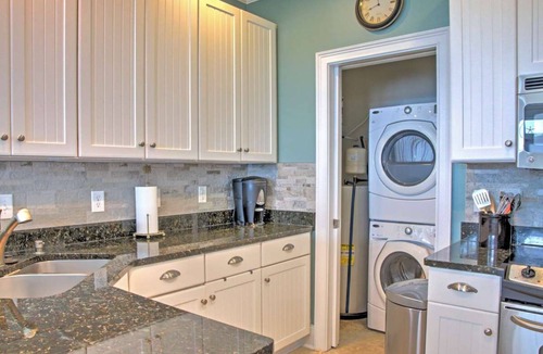 Carolina Beach Condo | Bright Carolina Beach Condo - Walk to the Beach!