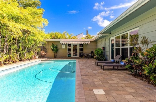 Lake Ridge Apartment | BRiGHT Lush 2BR/w Pool