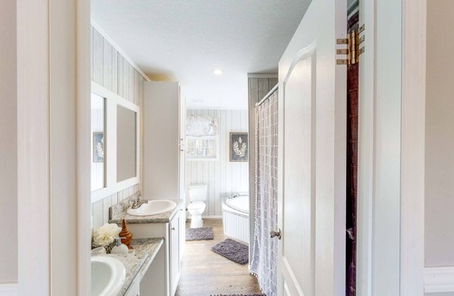Jennings House | Bright & Modern Home - Large yard and Firepit