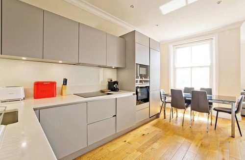 Earl's Court Apartment | Bright & Spacious 2BR Flat in Kensington