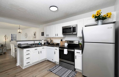 Cartersville House | Bright Townhome with THREE KING-SIZE beds