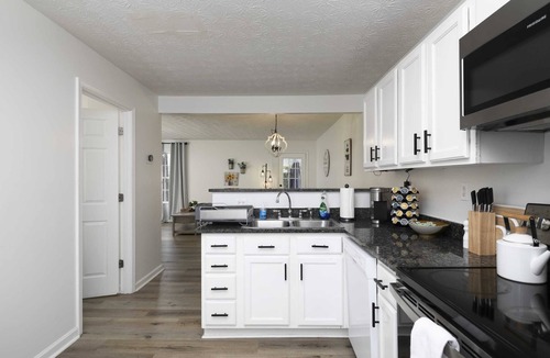 Cartersville House | Bright Townhome with THREE KING-SIZE beds