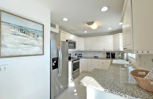 Toilla Segunda House | Bring and airy Beach Home Just One Block to Beach Access W/a Private Pool!