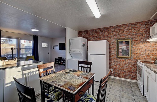 Bristol House | Bristol Music Cottage 3 Bedroom- Walk to State St