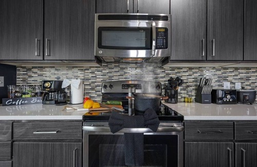 West End Apartment | Bruce Wayne Style. Mins to Broadway. Gym. Parking