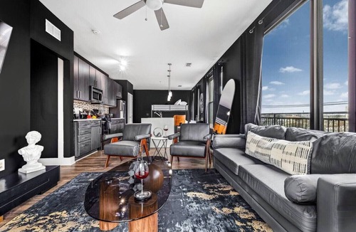 West End Apartment | Bruce Wayne Style. Mins to Broadway. Gym. Parking