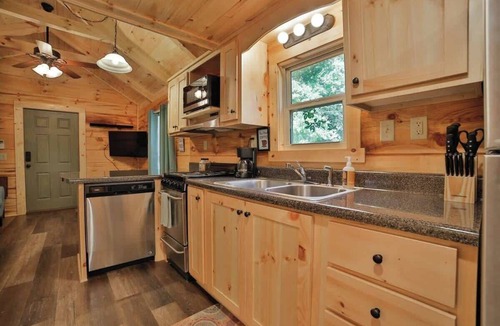 Lookout Valley Neighborhood Association Cabin | Bryce Cabin - Lookout Mtn Tiny Home with Swim Spa