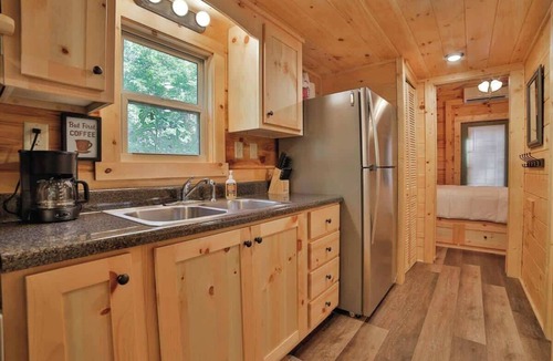 Lookout Valley Neighborhood Association Cabin | Bryce Cabin - Lookout Mtn Tiny Home with Swim Spa