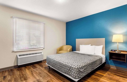 Port Saint Lucie Hotel | Budget-Friendly Room Perfect for Long Stays | Full Kitchen & Laundry