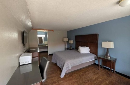 Cartersville Hotel | Budget-Friendly Room Close to Atlanta Adventure