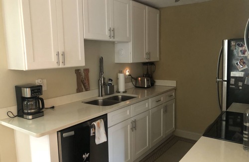 Baldwin Park House | Bungalow on quiet street close to trendy cafes, pubs, and parks. Dogs welcome!