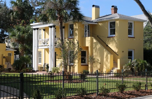 Downtown Historic District Apartment | C2 Perfect location in historic city center, near beaches, patio, free parking!