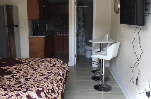 Town N County Park Apartment | Cabaña in the bay