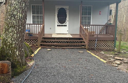 Graysville Cabin | Cabin style guest house. 2 bed 1 bath, full kitchen.