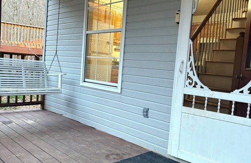 Graysville Cabin | Cabin style guest house. 2 bed 1 bath, full kitchen.
