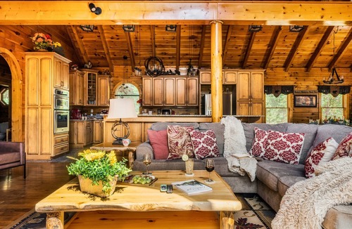 Sevierville Cabin | CADILLAC CREEK 6 BEDRMS LUX KITCHEN, 1950's GAME RM, BIG THEATER